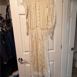 Vintage Cream Lace Bridal Dress (spanish style)